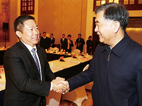十九届中央政治局常委，第十三届全国政协主席汪洋与周海江握手合影