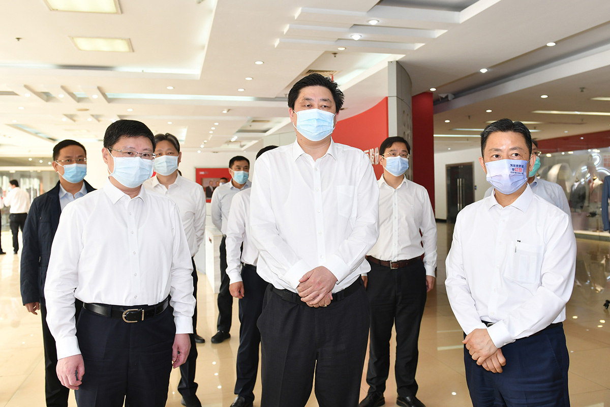 4月12日，无锡市市长赵建军带队深入k8凯发集团，专题调研疫情防控和复工复产工作。
