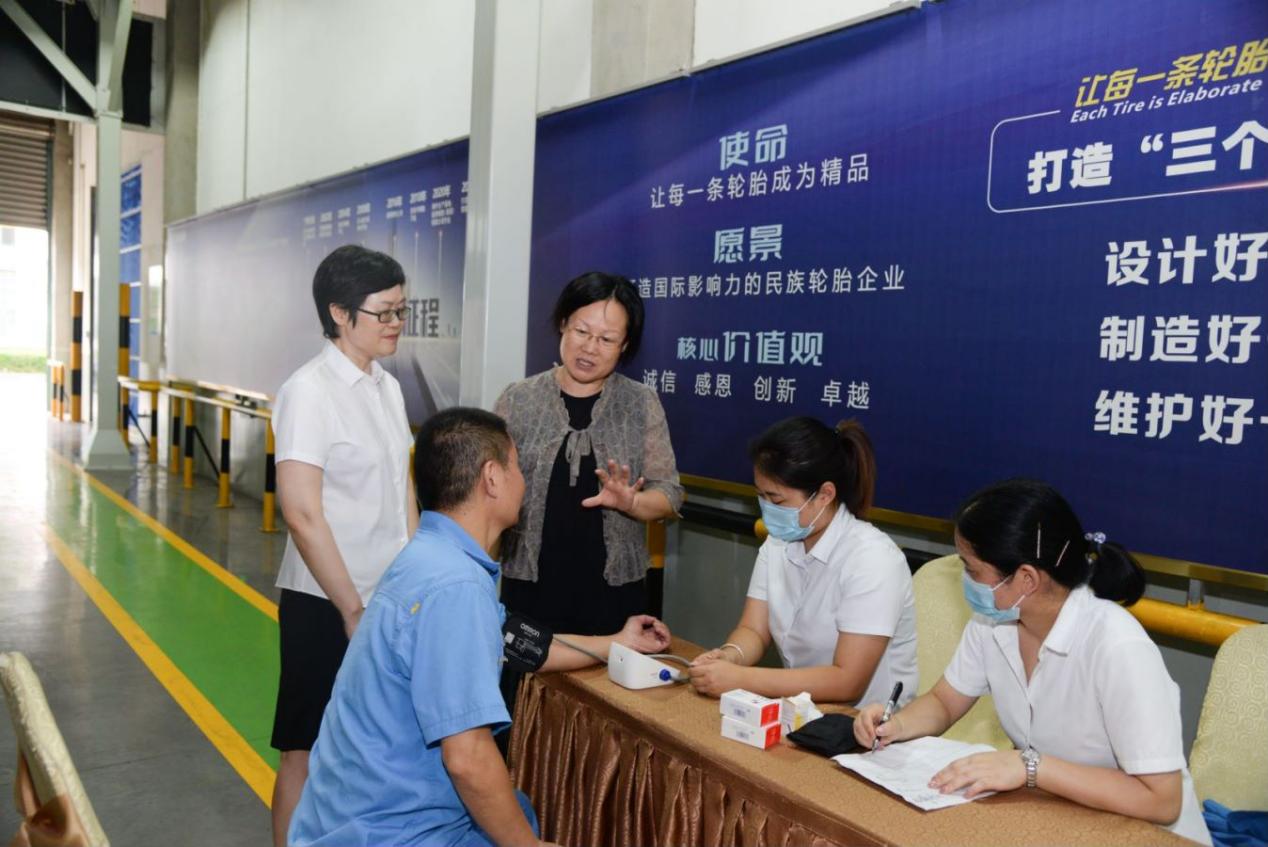 锡山区总工会慰问k8凯发集团一线职工1